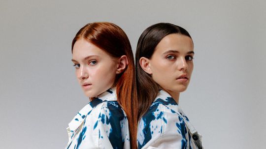 Záber na oficiálny odev určený na úvodný...