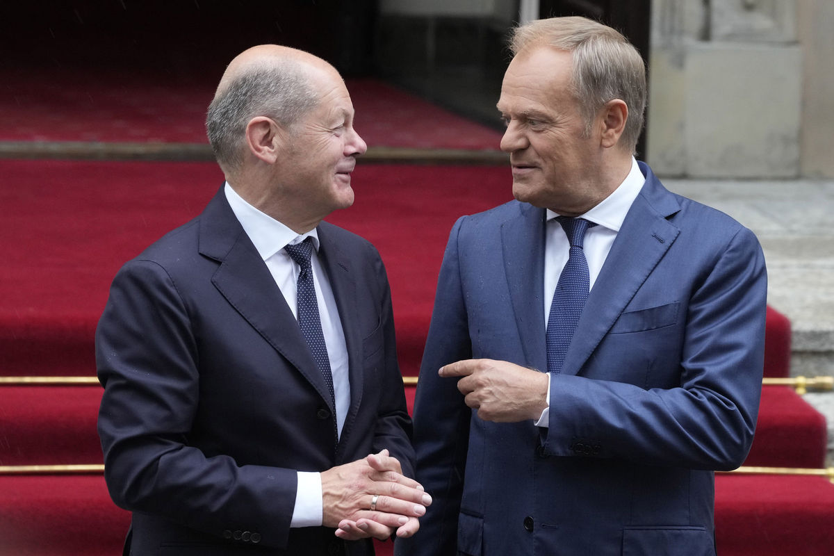 AZNemecký kancelár Olaf Scholz (vľavo) a poľský...