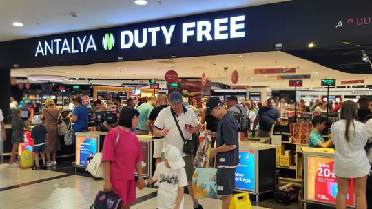 Voňavky, cigarety, sladkosti a pochutiny......