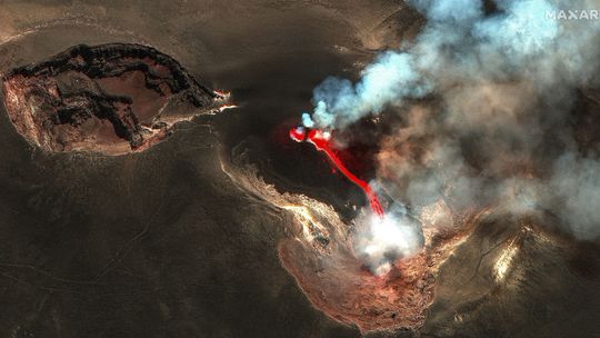 Etna sa opäť prebudila k životu. Lávu a dym chrlila aj neďaleká sopka Stromboli