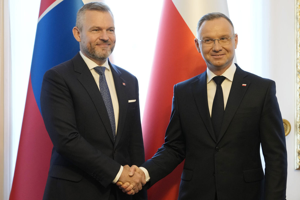 Poľský prezident Andrzej Duda (vpravo) víta...