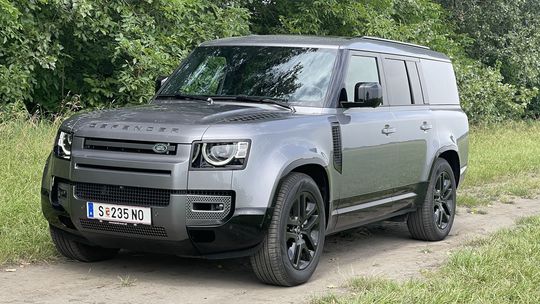Land Rover Defender 130 D300 (2024)