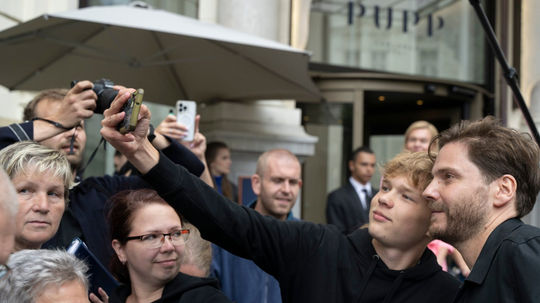 Nemecký herec Daniel Brühl rozdával autogramy a...