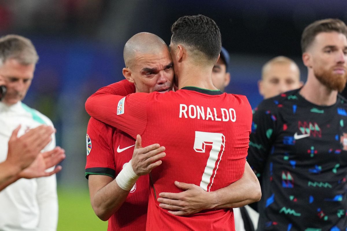 Obranca Pepé v objatí s Cristianom Ronaldom.