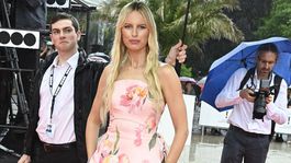 Topmodelka Karolína Kurková v kreácii Carolina Herrera. 