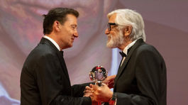 herec-clive-owen-a-prezident-festivalu-jiri-bartoska-cena-prezidenta-mff-karlovy-vary