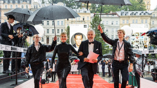 Herečka Anna Geislerová prichádza v spoločnosti...