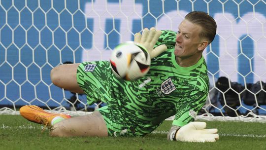 Skoč doľava! Unikátny ťahák anglického brankára, vypočul fľašku a prelomil kliatbu