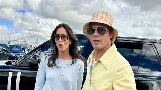 Brad Pitt a jeho partnerka Ines De Ramon na...