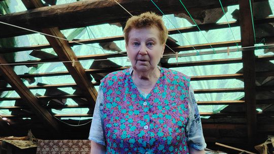 Elena Niklová je zničená. Pohľad na strechu,...