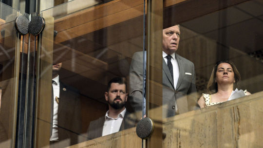 Premiér Robert Fico prichádza na rokovanie...