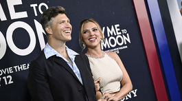 Scarlett Johansson v kreácii Prada a jej manžel Colin Jost