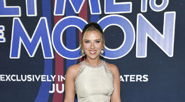 Scarlett Johansson v kreácii Prada 