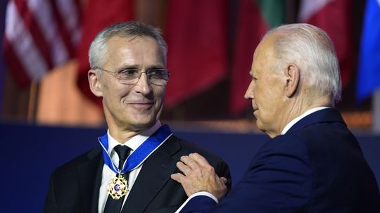 Biden udelil Stoltenbergovi najvyššie vyznamenanie, Prezidentskú medailu slobody