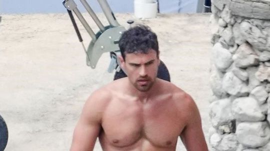 Herec Theo James nakrúcal novú reklamu značky...