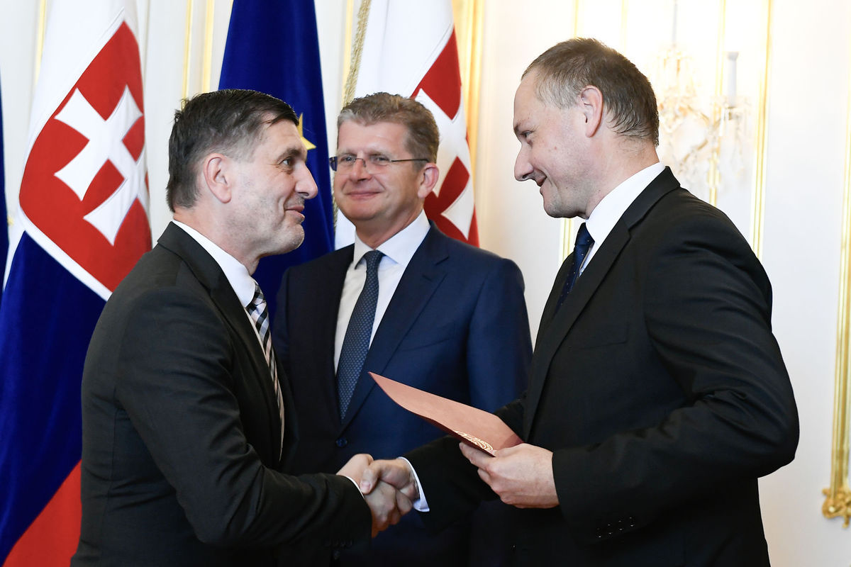 Na snímke vpravo predseda Štátnej komisie pre...