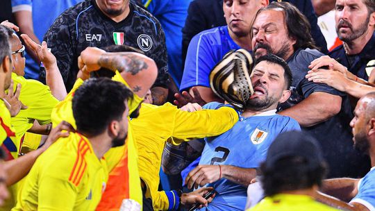 Škandalózne scény na Copa América. Uruguajské hviezdy sa pobili s fanúšikmi súpera, lietali päste, tiekla krv