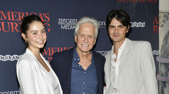 Michael Douglas pózuje so svojimi deťmi -...