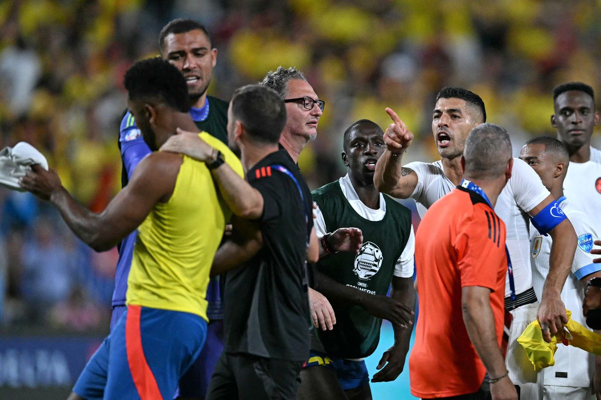 Kapitán Uruguaja Luis Suárez v ostrej hádke s...
