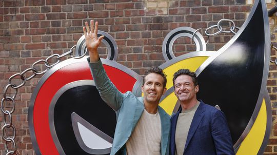 Hugh Jackman (vpravo) a Ryan Reynolds spoločne...