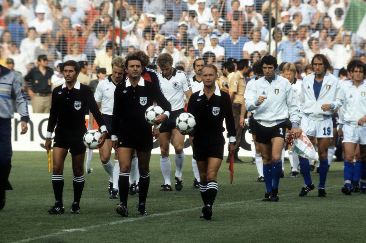 Vojtech Christov ako čiarový rozhodca na MS 1982.