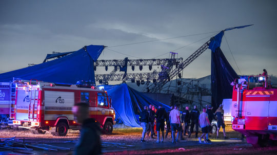 Na snímke spadnutý najväčší stan kvôli búrke v...