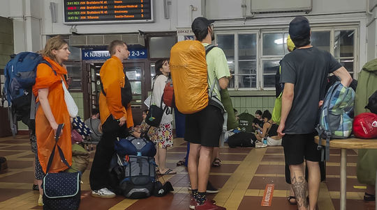 Na snímke ľudia na vlakovej stanici v Trenčíne...