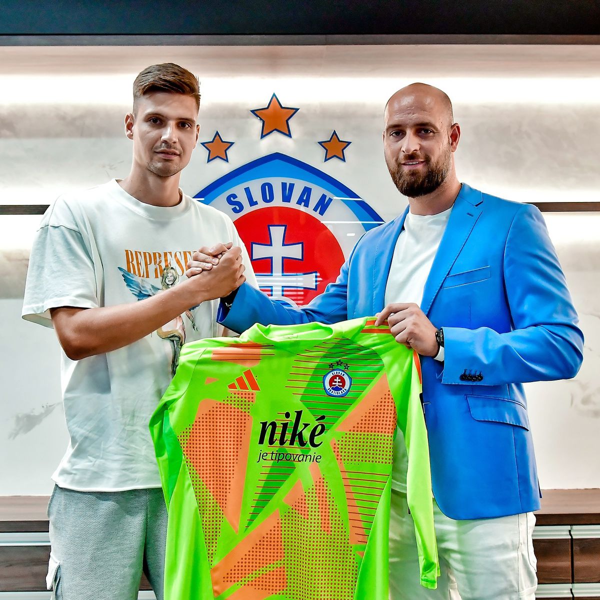 Nová posila Slovana brankár Dominik Takáč a...