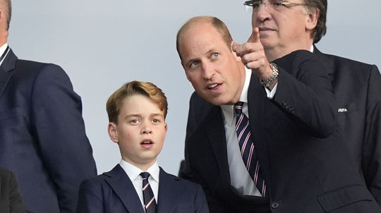Princ William ukazuje synovi, princovi...