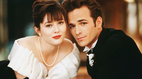 Herci Luke Perry a Shannen Doherty na zábere zo...