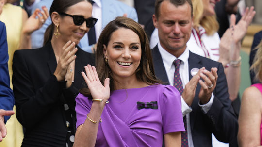 Princezná Kate z Walesu máva nadšene divákom a...