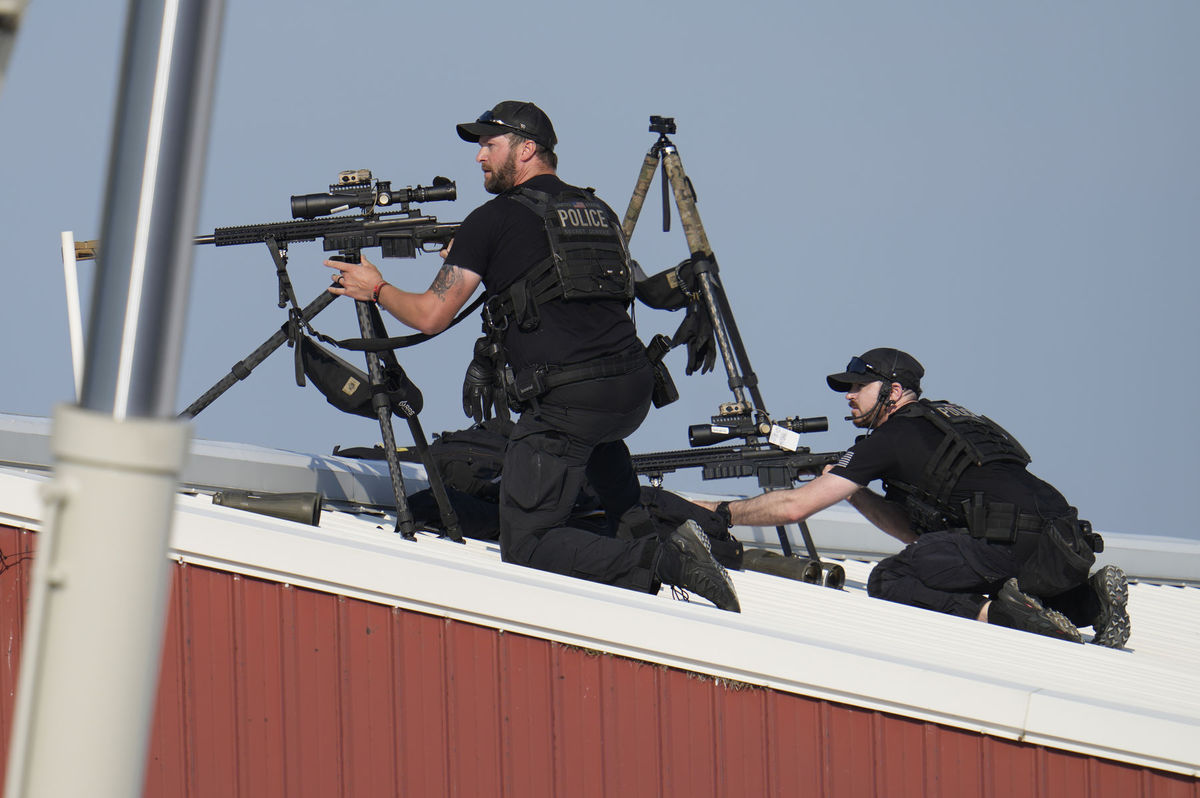 Policajní ostreľovači na streche jednej z budov...