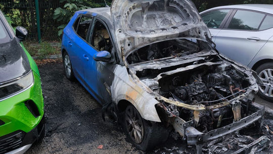 Neznámy páchateľ v Bratislave podpálil auto, oheň poškodil aj ďalšie dve