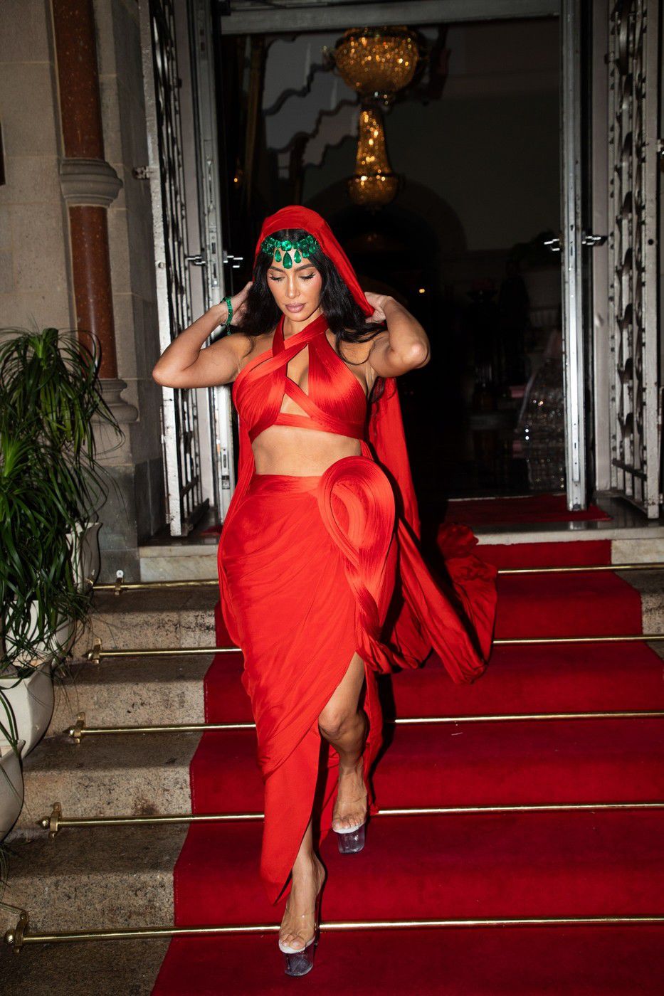Kim Kardashian a jej look z dielne Guarav Gupta...