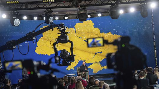 Nastal čas na oficiálne mierové rozhovory s Ruskom, tvrdí podľa prieskumu takmer polovica Ukrajincov