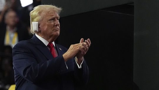 Trump s obviazaným uchom na zjazde Republikánskej strany, ľudia skandovali bojuj