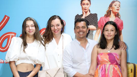 Herec Roman Pomajbo s manželkou (druhá zľava) a...