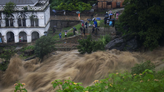 Po zrútení autobusov do rieky v Nepále našli 14 tiel. Cestovalo nimi 65 ľudí
