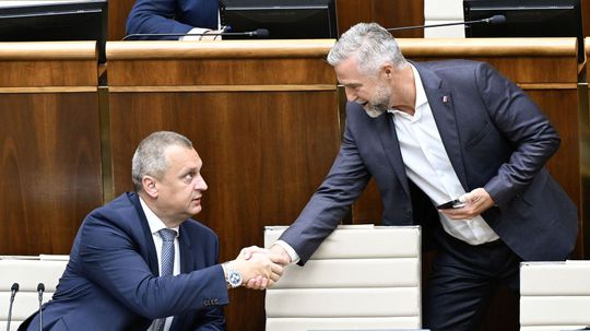 Na snímke vľavo podpredseda NR SR Andrej Danko...
