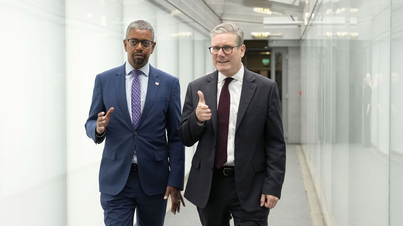 Britský premiér Keir Starmer (vpravo) a waleský...