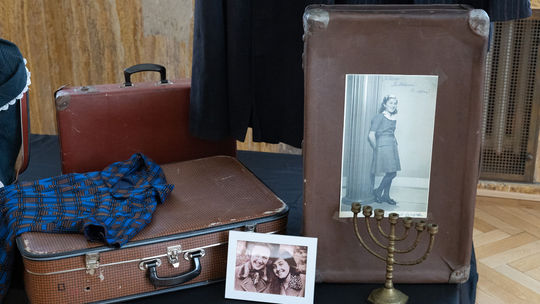 Súčasťou výstavy Prázdna stolička sú...