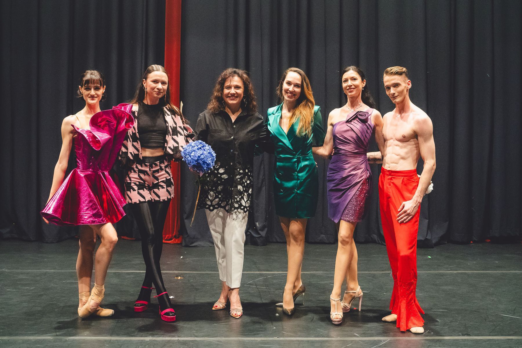 Nina Poláková s tanečníkmi na premiére Fashion...