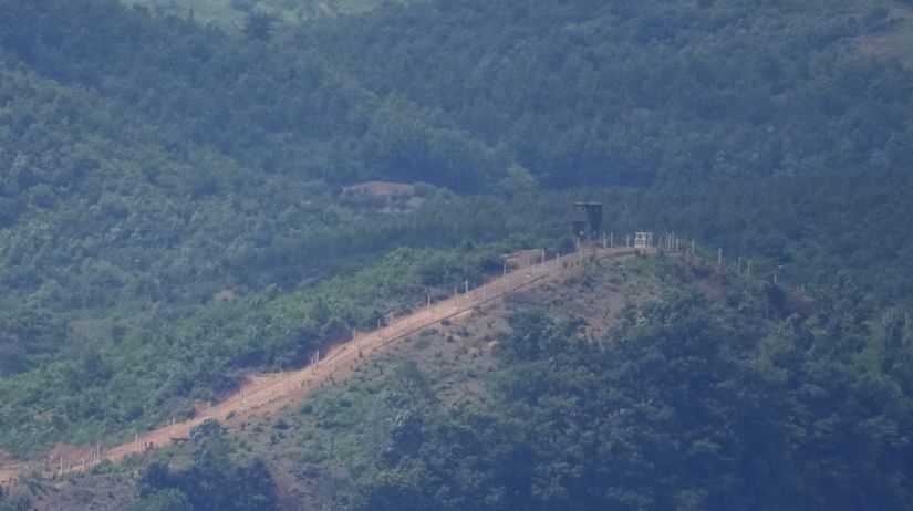 V pozadí severokórejská strážna veža spolu s...