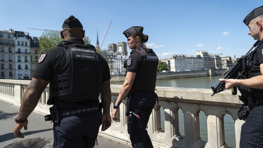 Do terasy parížskej kaviarne vrazilo auto: Jedna obeť a štyria ľudia v kritickom stave