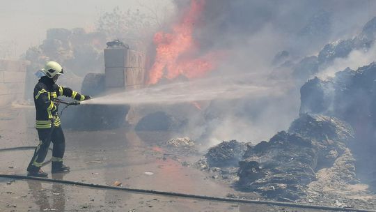 Hasiči likvidujú obrovský požiar kartónov v Kostolných Kračanoch, jeden sa zranil