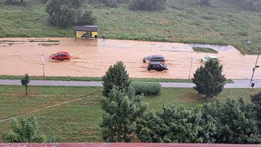 Zaplavené ulice Zvolena po supercelárnej búrke,...