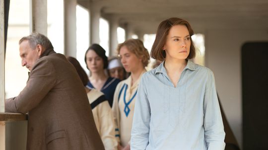 Herečka Daisy Ridley ako Trudy Ederle vo filme...