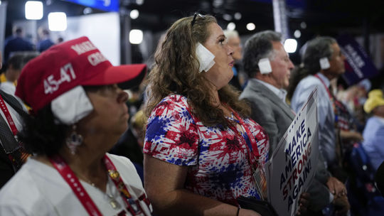 Republikáni na zjazde nosia obväzy na uchu zo solidarity s Trumpom