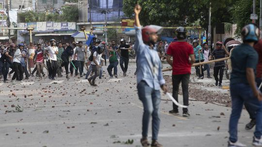 FOTO: Krvavé protesty v Bangladéši: Vládne budovy horia, rabovanie a desiatky mŕtvych. Televízie prestali vysielať 