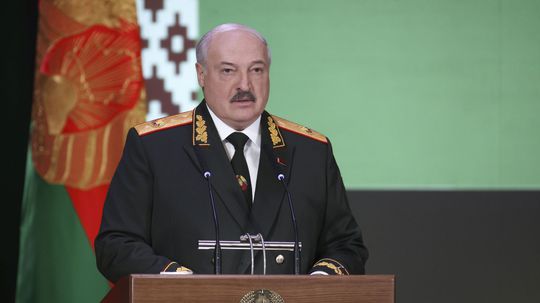 Lukašenko je presne už tridsať rokov pri moci. Ministri sú jeho sluhovia, upozorňuje analytik Demeš